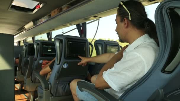 Hombre viendo la televisión en el autobús — Vídeo de stock