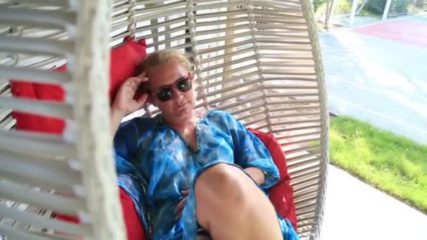 Relaxační žena v houpací síti 2 — Stock video