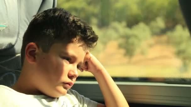 Уставший мальчик в автобусе — стоковое видео