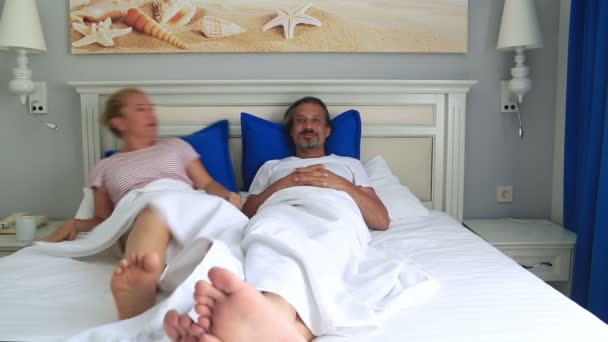 Pareja infeliz peleando en la cama — Vídeo de stock