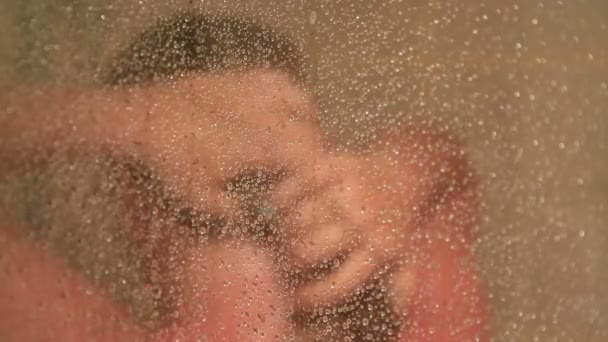 Frau wäscht sich unter der Dusche — Stockvideo