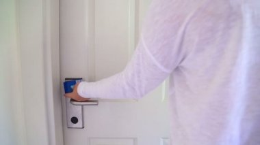 Bir elektronik anahtar kart ile onun otel odasının kapısını açar
