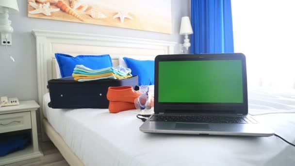 Moderne slaapkamer met groen scherm laptopcomputer — Stockvideo ... Moderne slaapkamer met groen scherm laptopcomputer — Stockvideo ...