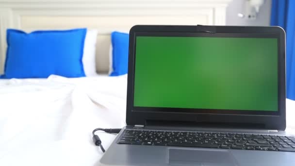 Laptop mit grünem Bildschirm — Stockvideo