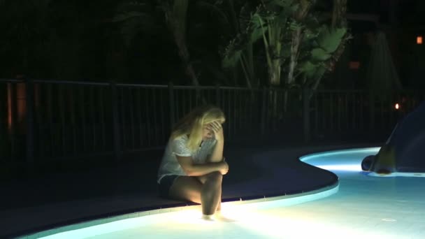 Emocjonalność kobieta siedzi w pobliżu basen 2 — Wideo stockowe