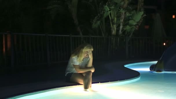 Nachdenkliche Frau in der Nähe des Pools 2 — Stockvideo