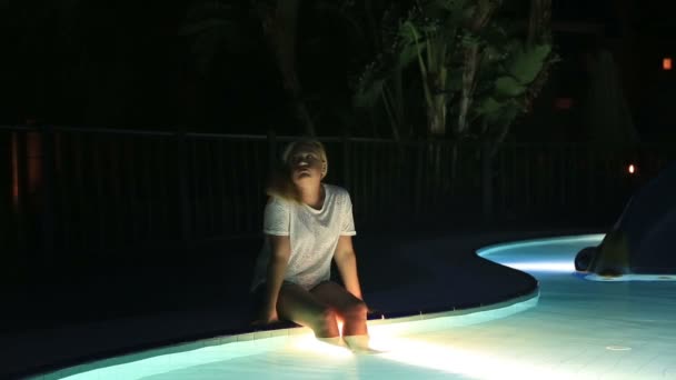 Havuzun oturan Thoughful kadın — Stok video