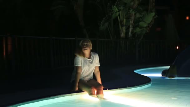 Thoughful kvinna sitter vid poolen — Stockvideo