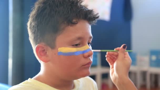 Pintura facial de un niño — Vídeo de stock