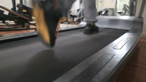 Jambes de femme marchant et courant sur tapis roulant — Video