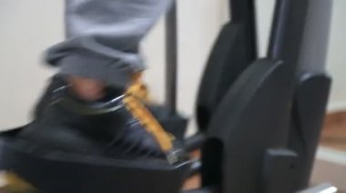 Kadın eğitim adımları içinde jimnastik salonu 2