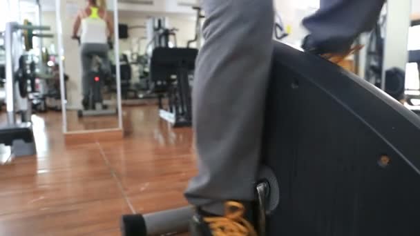 Mujer Entrenamiento en bicicleta de ejercicio en el gimnasio 2 — Vídeo de stock