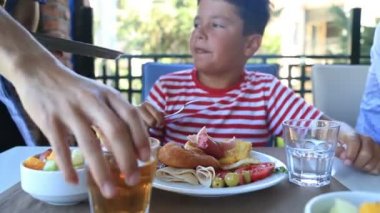 Kahvaltı restoranda olan çocuğun