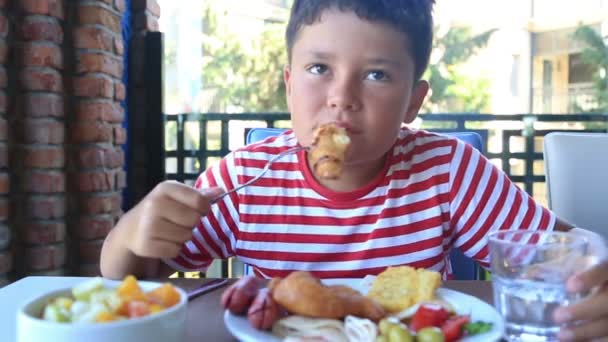 Дитина снідає в ресторані — стокове відео
