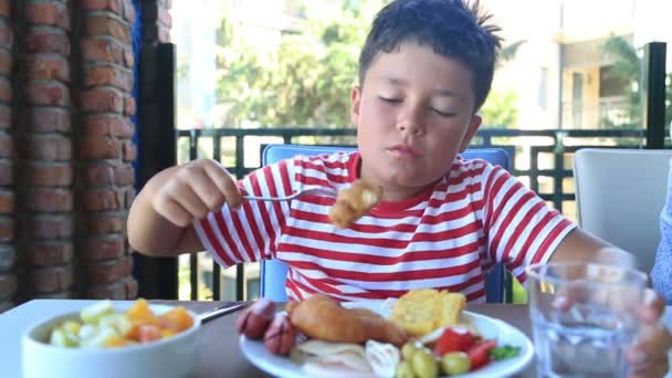 Niño desayunando en el restaurante — Vídeos de Stock