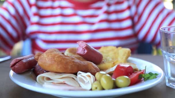 Niño desayunando en el restaurante — Vídeos de Stock