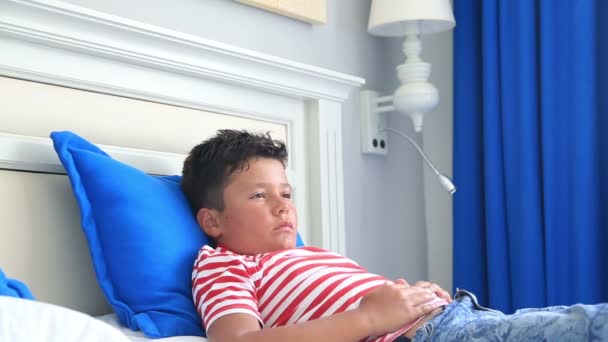 Enfant souffrant de douleurs abdominales couché sur un lit — Video