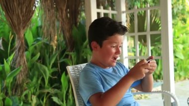 Çocuk ile smartphone yaz kafede dinlendirici