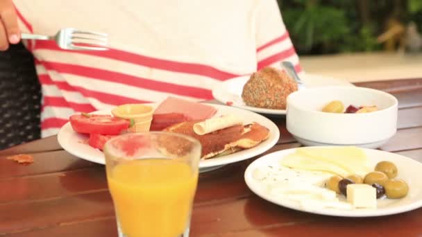 Criança tomando café da manhã no jardim — Vídeo de Stock