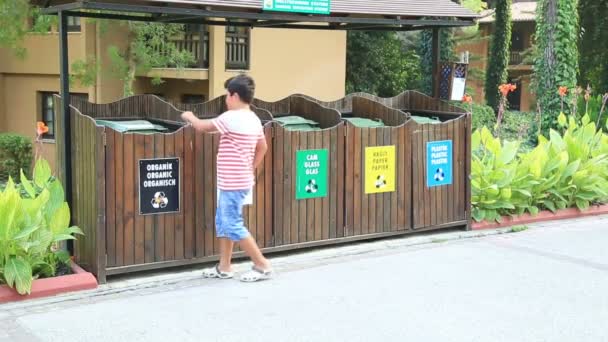 Separación de basura. Niño arrojando cáscara de plátano a la basura — Vídeos de Stock