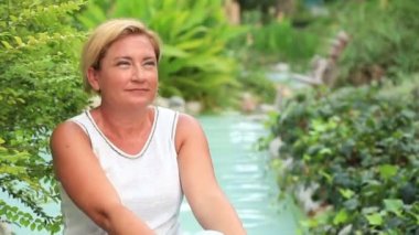 Orta yaşlı sarışın bir kadın portresi