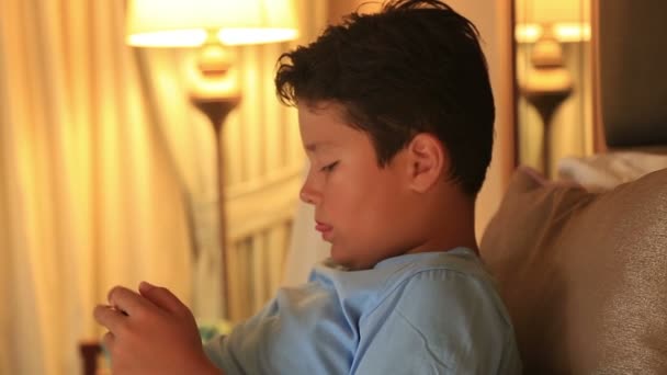 Smartphone'da ev 4'te oynayan genç komik bir çocuk portresi — Stok video