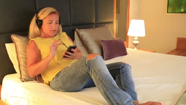 Frau mit Smartphone im Schlafzimmer — Stockvideo