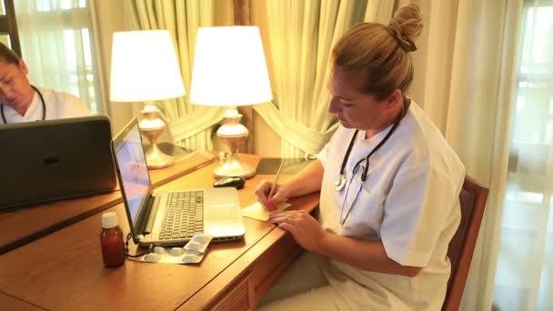 Médico feminino trabalhando com laptop — Vídeo de Stock