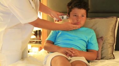 Hemşire damlama eardrops çocuk yatak odası için