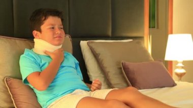 Boyunluk ile acı bir küçük çocuk portresi