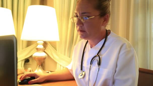 Γυναίκα ιατρός που εργάζεται με laptop — Αρχείο Βίντεο