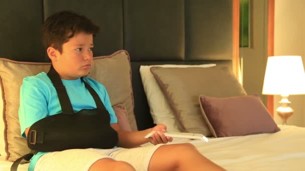 Pijnlijke kind met gewonde arm en verband — Stockvideo