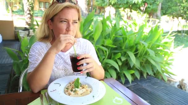 Blonde woman eating pasta at the restaurant — Stock Video