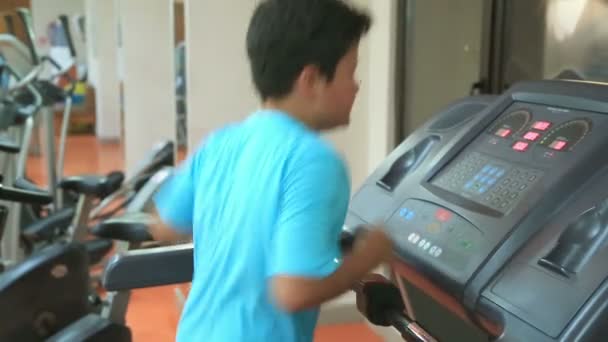 Το παιδί που τρέχει στο γυμναστήριο — Αρχείο Βίντεο