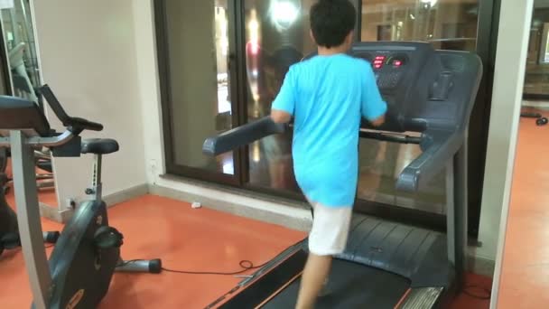 Niño corriendo en el gimnasio — Vídeos de Stock