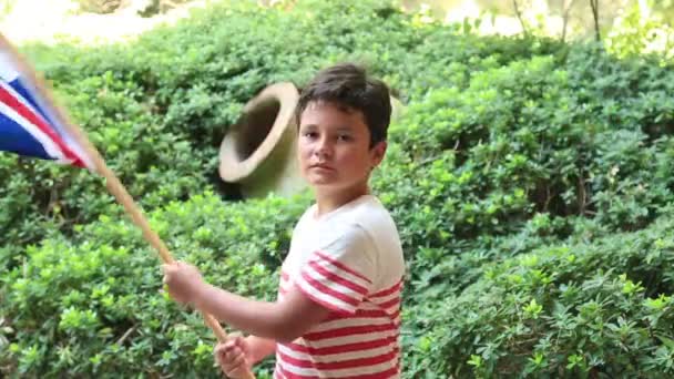 Маленький мальчик улыбается и машет флагом Англии снаружи 3 — стоковое видео