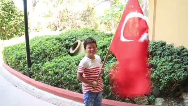 Niño sonriendo y ondeando bandera turca 2 — Vídeo de stock