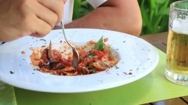 Man makarna restoranda yemek