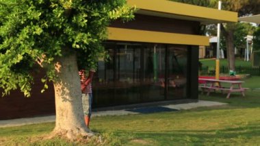 Bir kameraya gülümseyen sırt çantası ile bir öğrenci portresi 