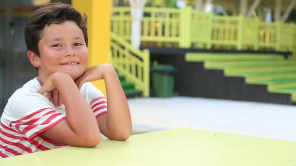 Kameraya gülümseyen ve gösterilen mutlu çocuk yaşasın — Stok video