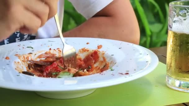 Pasta med tomatsås och parmesan — Stockvideo