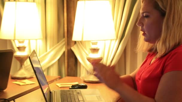 Mujer cansada trabajando con computadora portátil — Vídeos de Stock