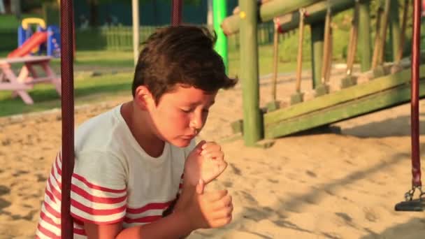 Criança infeliz no parque infantil — Vídeo de Stock