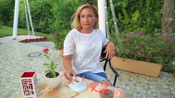 Frau trinkt Expresso in einem Café 2 — Stockvideo
