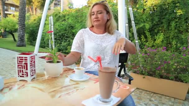 Женщина пьет экспрессо в кафе — стоковое видео