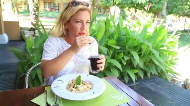 Žena jíst těstoviny v restauraci — Stock video