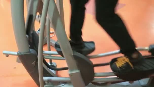 Женские тренировки по ногам на ступеньках в тренажерном зале — стоковое видео