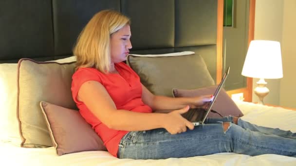 Женщина получает новости о кроватях 2 — стоковое видео