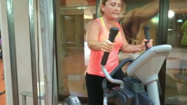 Step makine içinde jimnastik salonu kadın trende. Sağlık ve fitness kavramı.