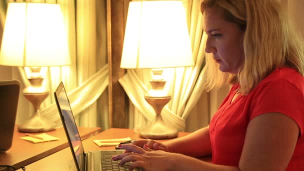 Γυναίκα που χρησιμοποιεί φορητό υπολογιστή — Αρχείο Βίντεο